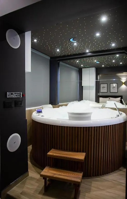 Otel The Bubbles - Jacuzzi Rooms Tiran