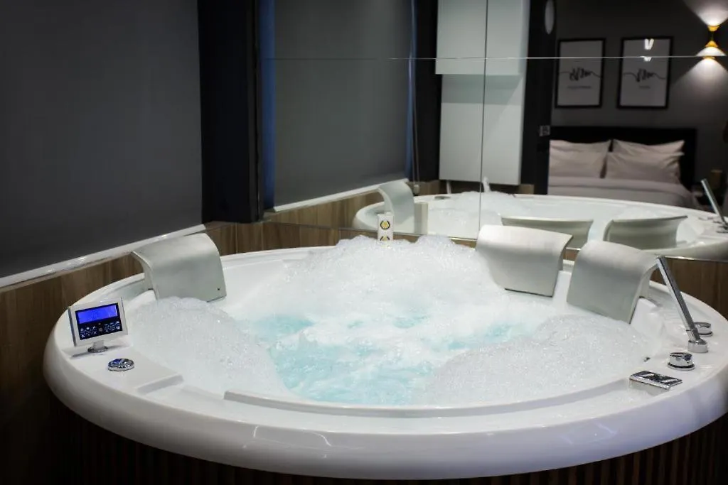 The Bubbles - Jacuzzi Rooms Tirana Hotel