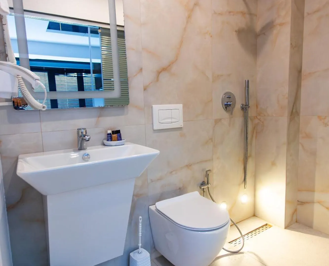 The Bubbles - Jacuzzi Rooms Tirana Hotel