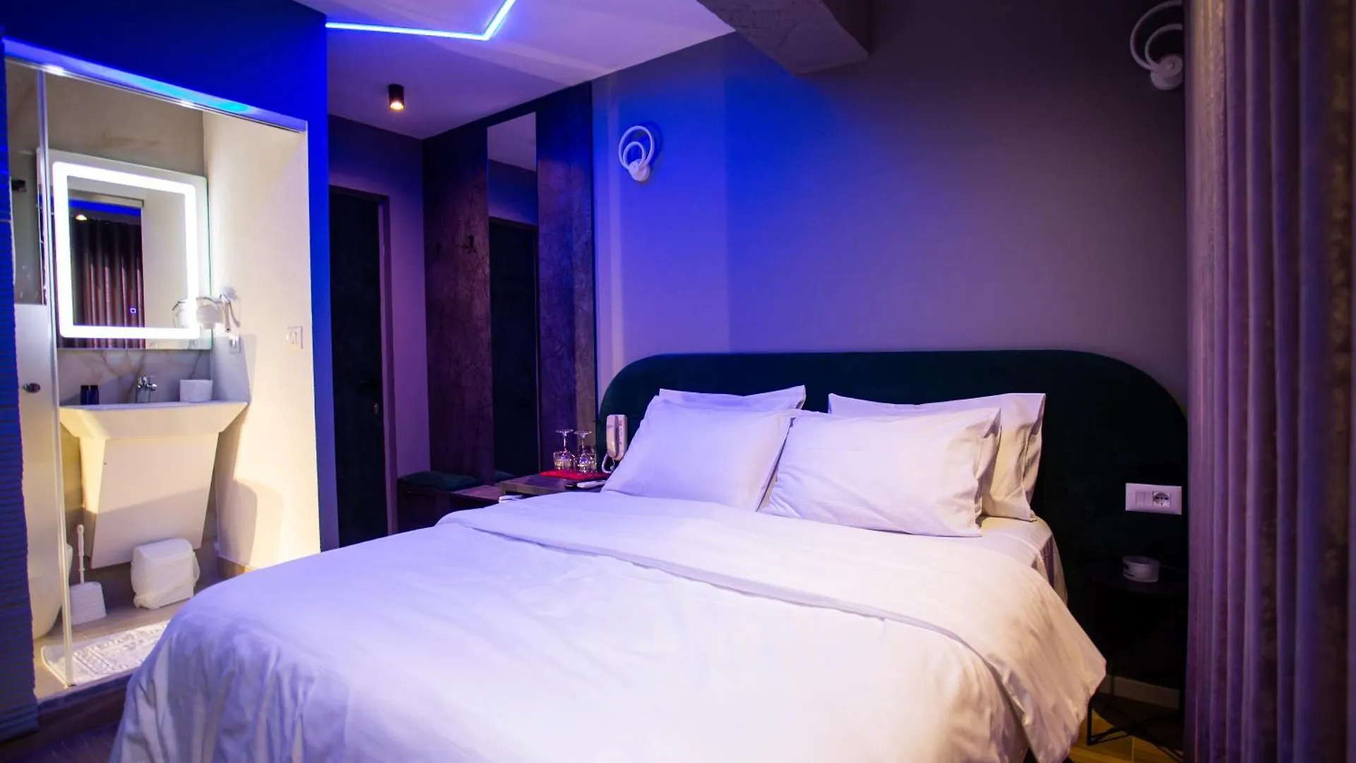 The Bubbles - Jacuzzi Rooms Tiran 0*,  Arnavutluk