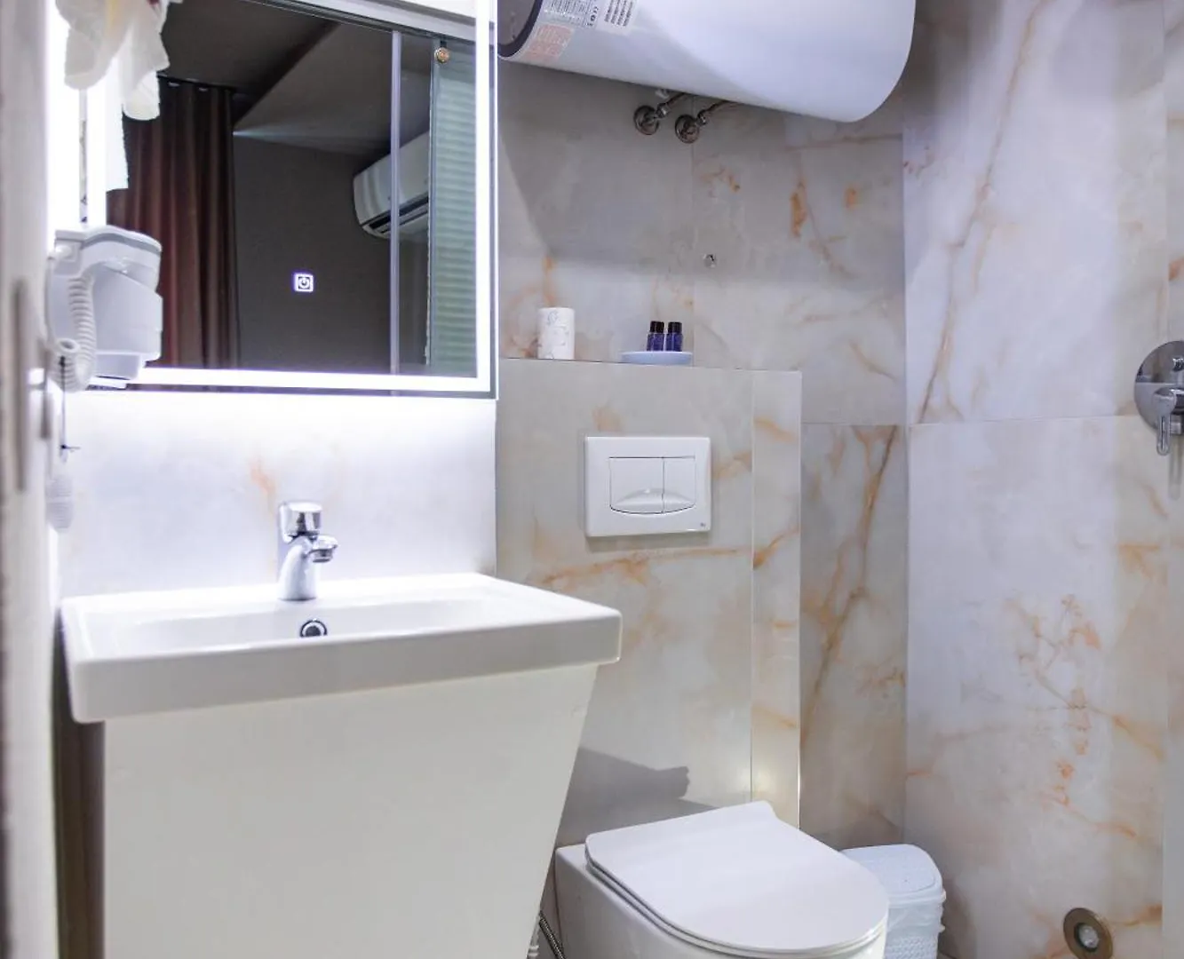 The Bubbles - Jacuzzi Rooms Tirana 0*,  Albanie